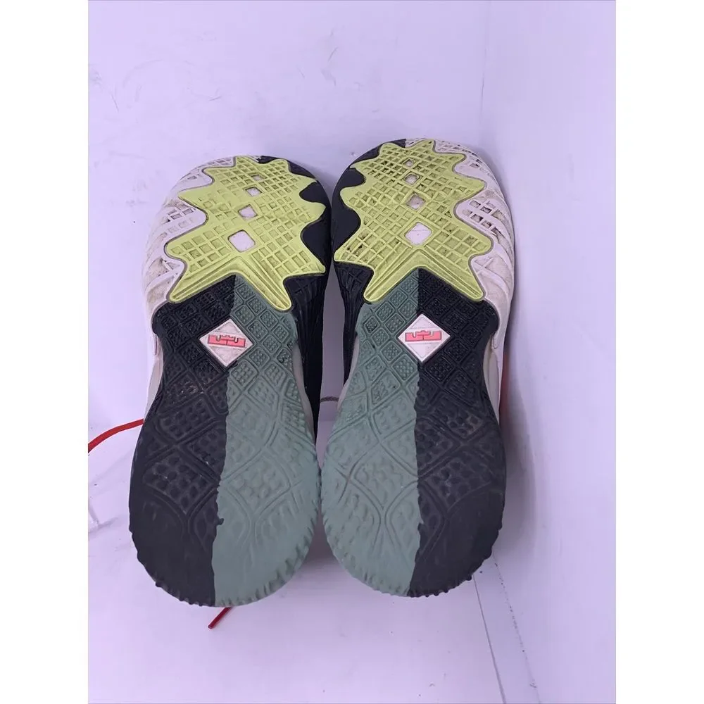 Nike Lebron 18 Low GS Bugs vs Marvin Kids  Size 6Y DJ3760-005‎
